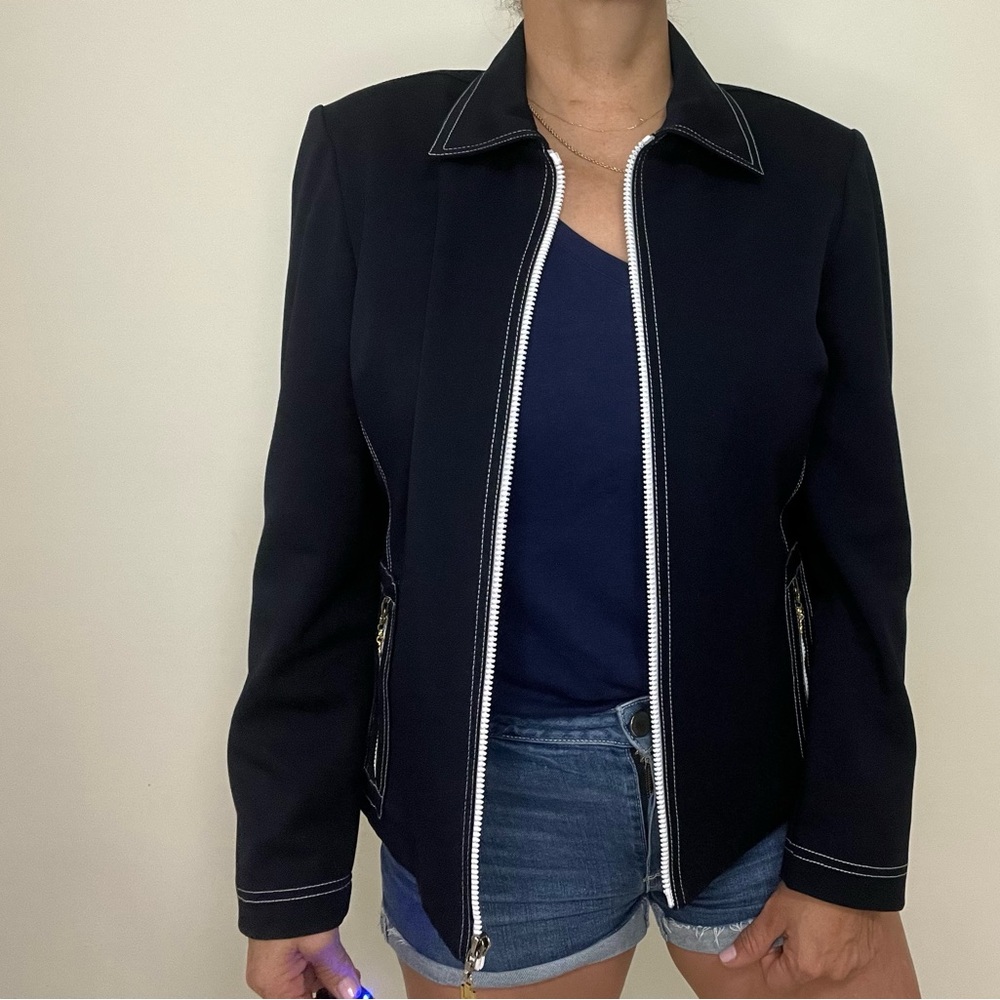 St. John Sport Jacket
Blue
Pointed Collar
Zip Pockets & Zip Closure
Like New